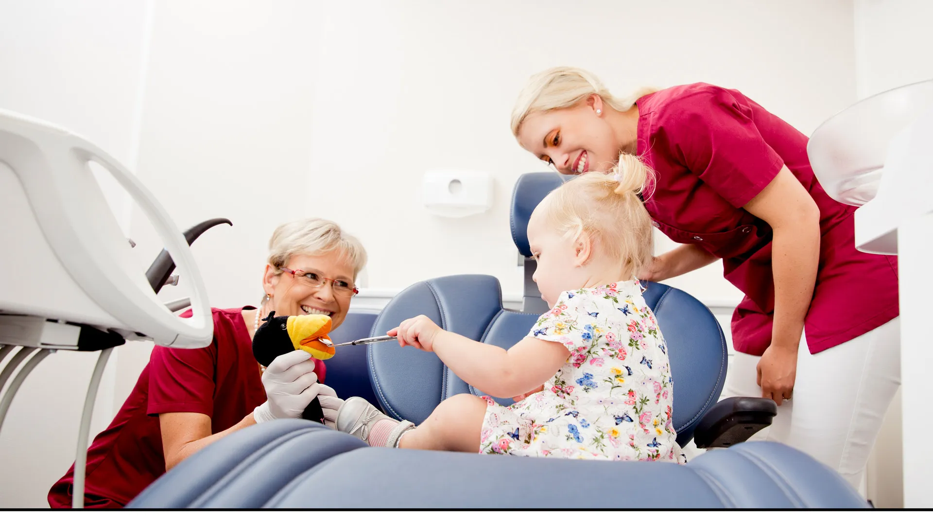 Versiegelungen und Spielen mit Kindern: Schon ab dem 6. Monat sollen Kinder zum Zahnarzt.