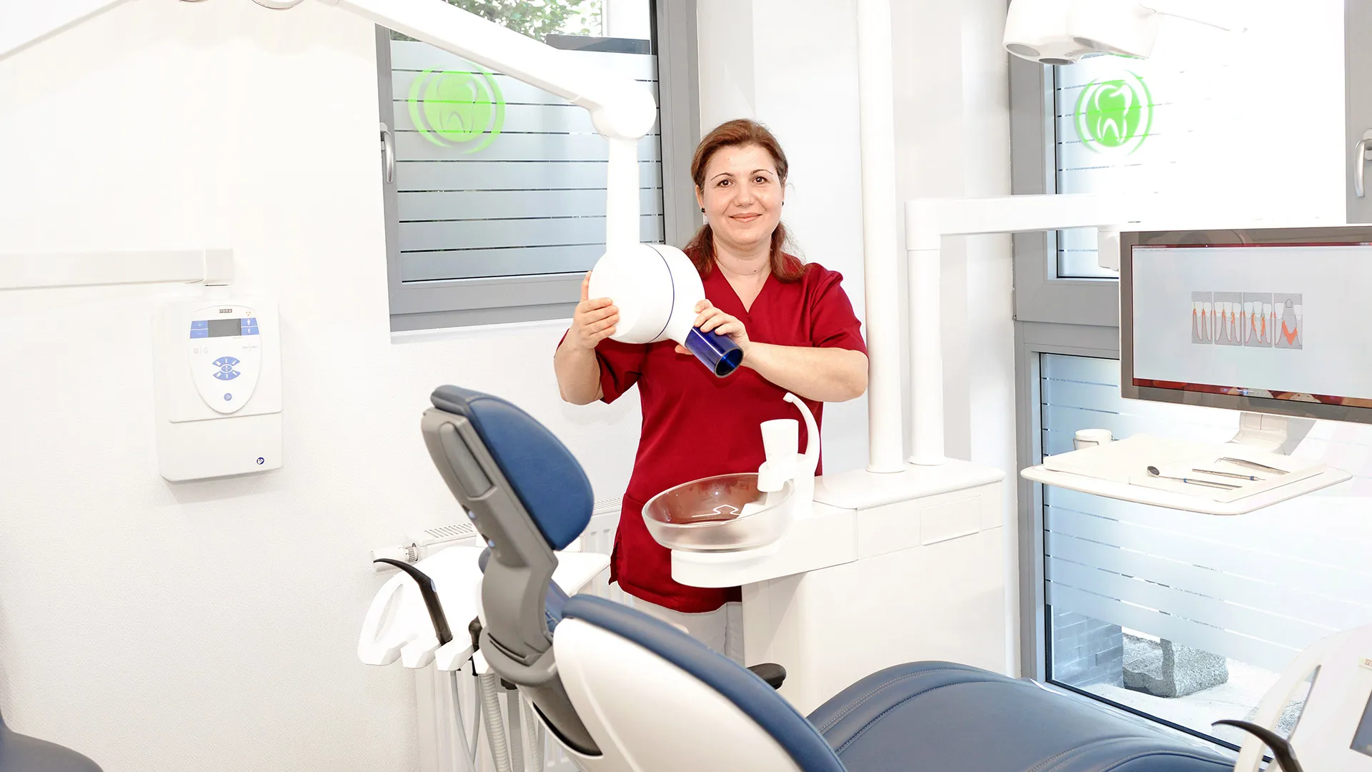 Zahnmedizinische Fachangestellte: Eine strahlende ZFA will einen kranken Zahn röntgen.